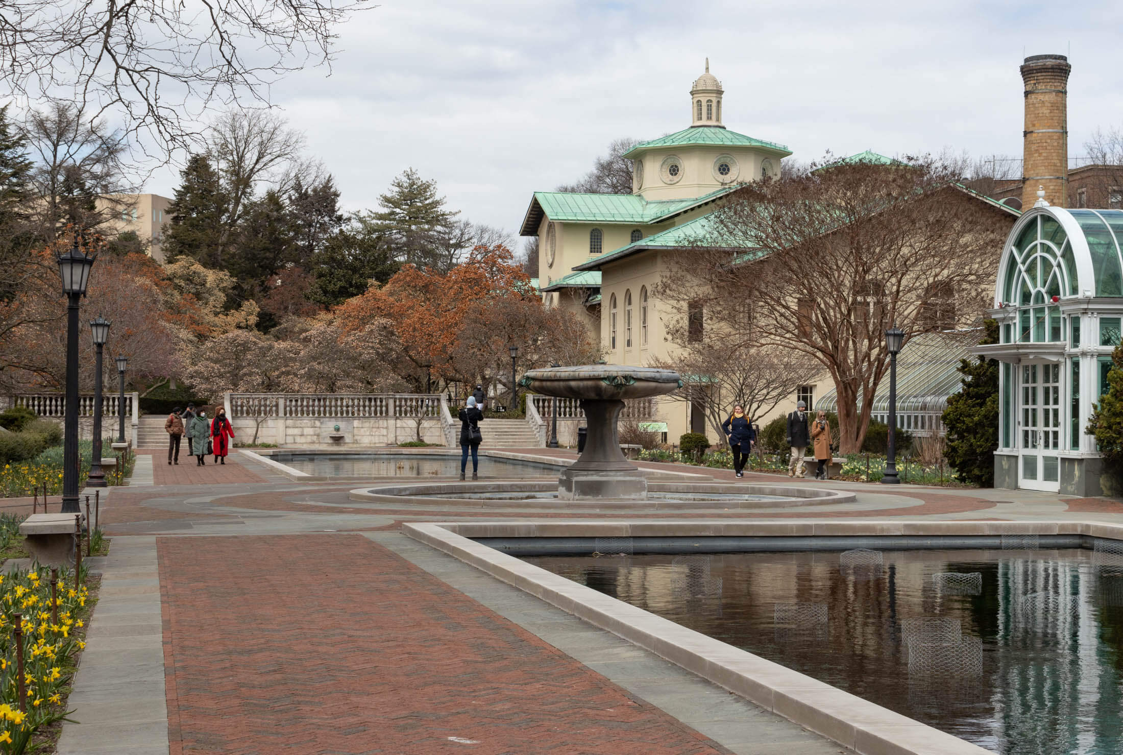 visitors at brooklyn botanic garden