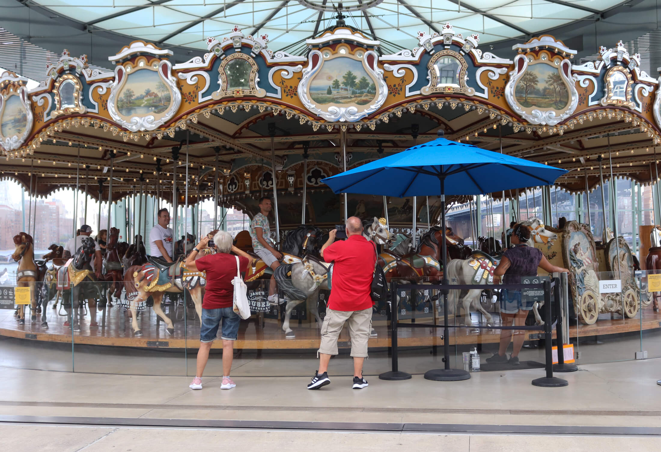 janes carousel in brooklyn bridge park