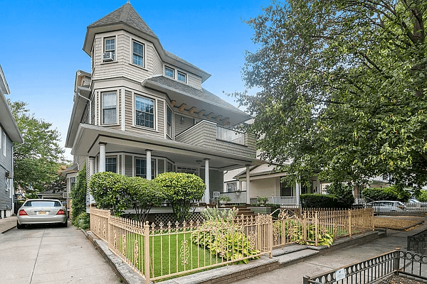 exterior of standalone with fence around front yard