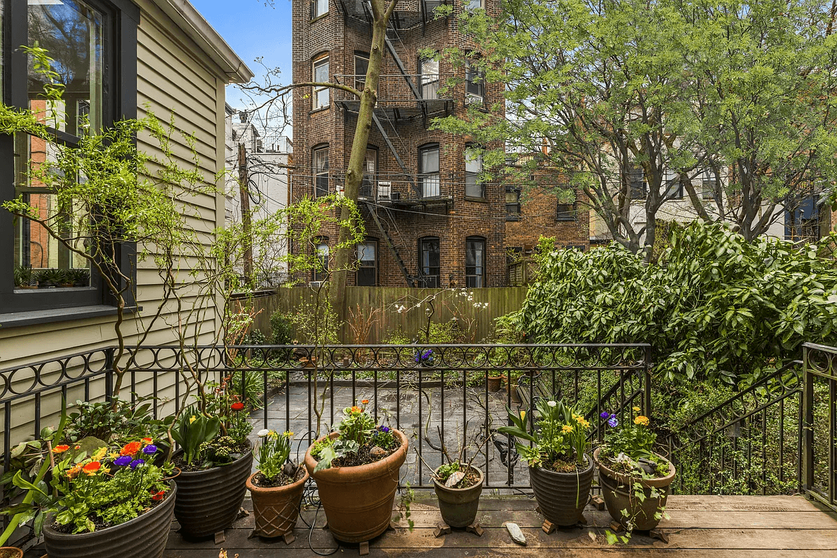 deck with planters