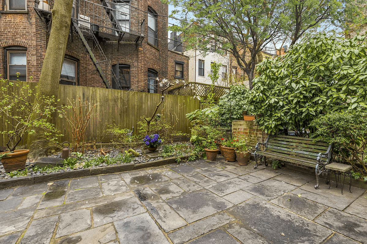 garden with paved patio