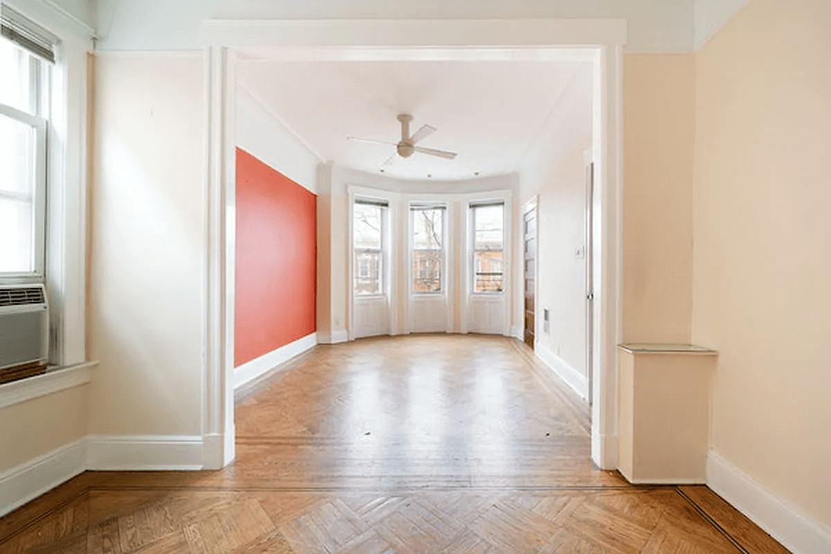 living room with picture rail