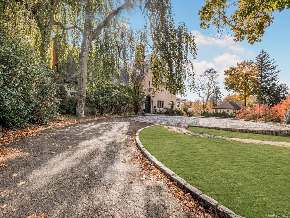 curving driveway to the house