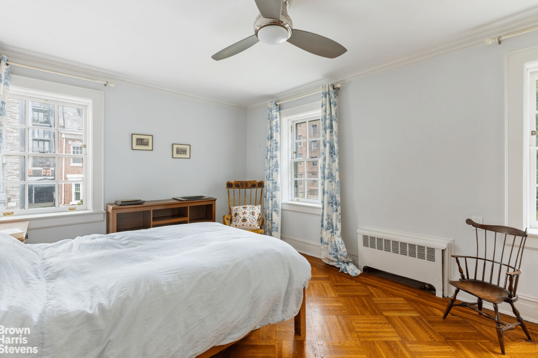 bedroom with two exposures, parquet floor, ceiling fan