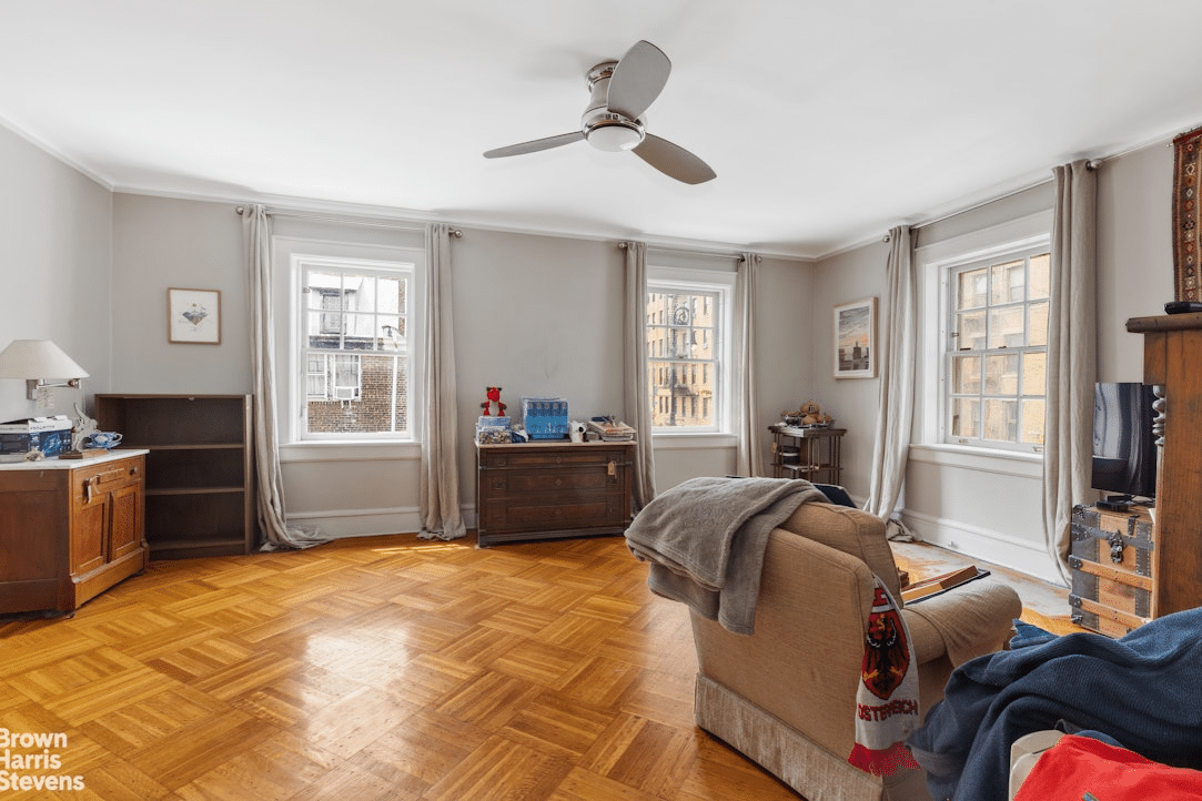 bedroom with two exposures, parquet floor, ceiling fan