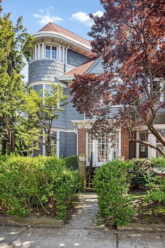 exterior of a standalone house with shrubbery edging the sidewalk