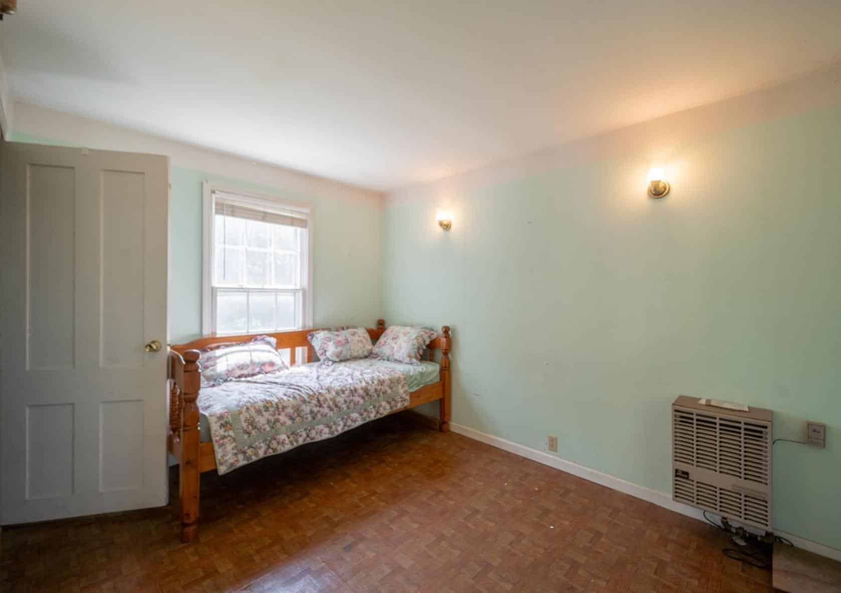 bedroom with parquet