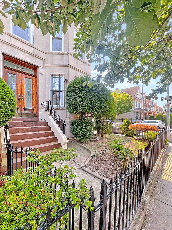 exterior with fenced front yard