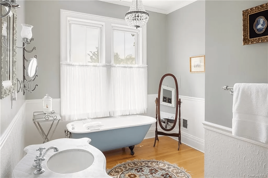 bathroom with clawfoot tub