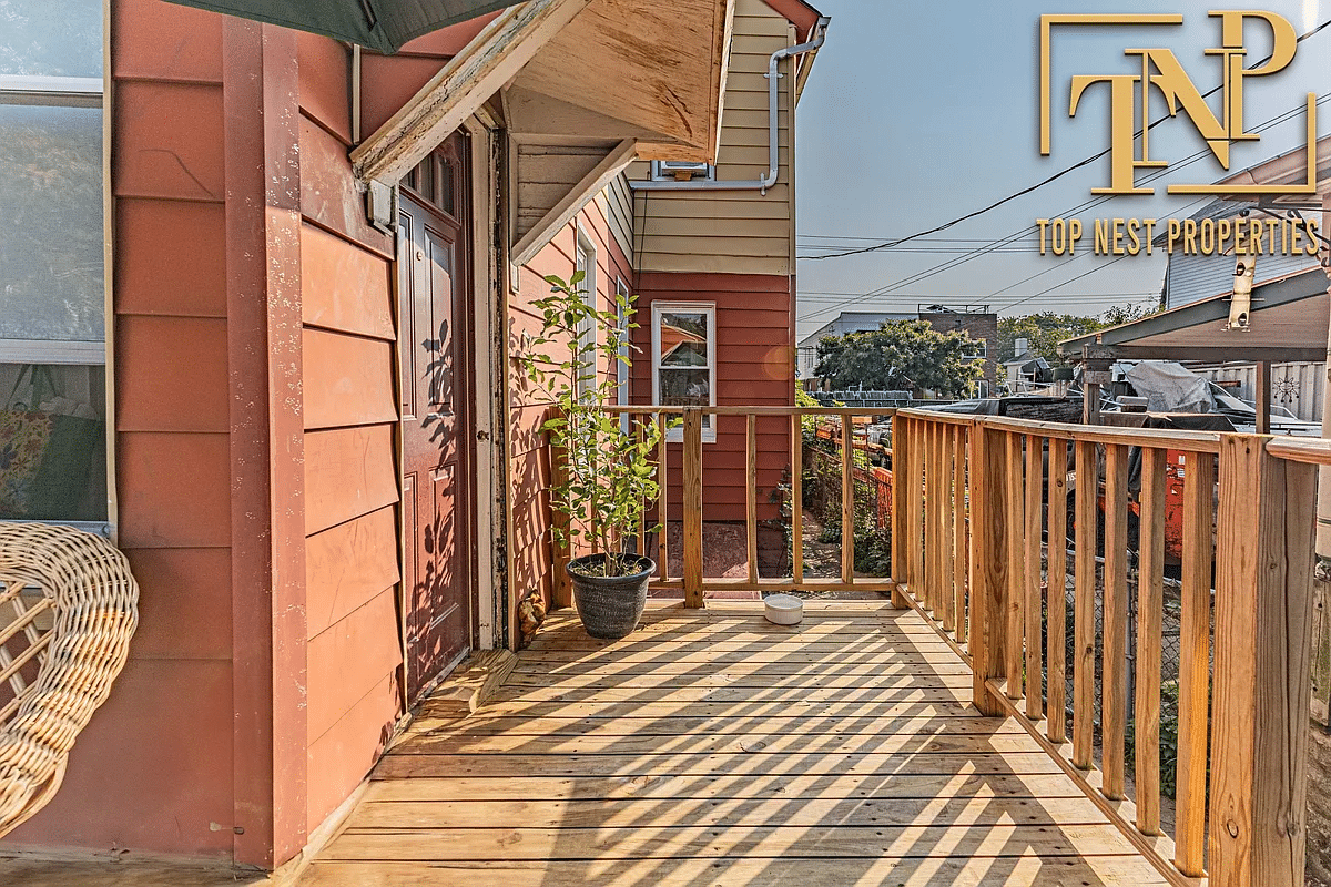 Aft deck with space for seating