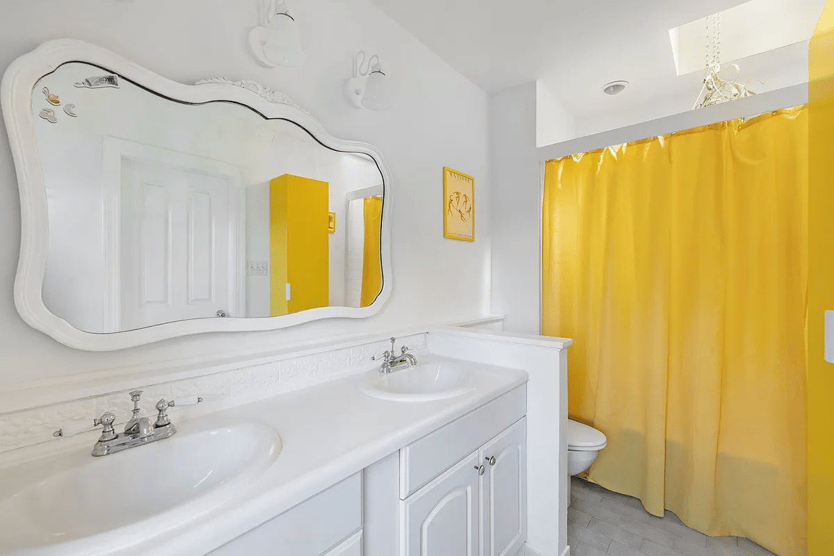 Bathroom with white fittings, double vanity