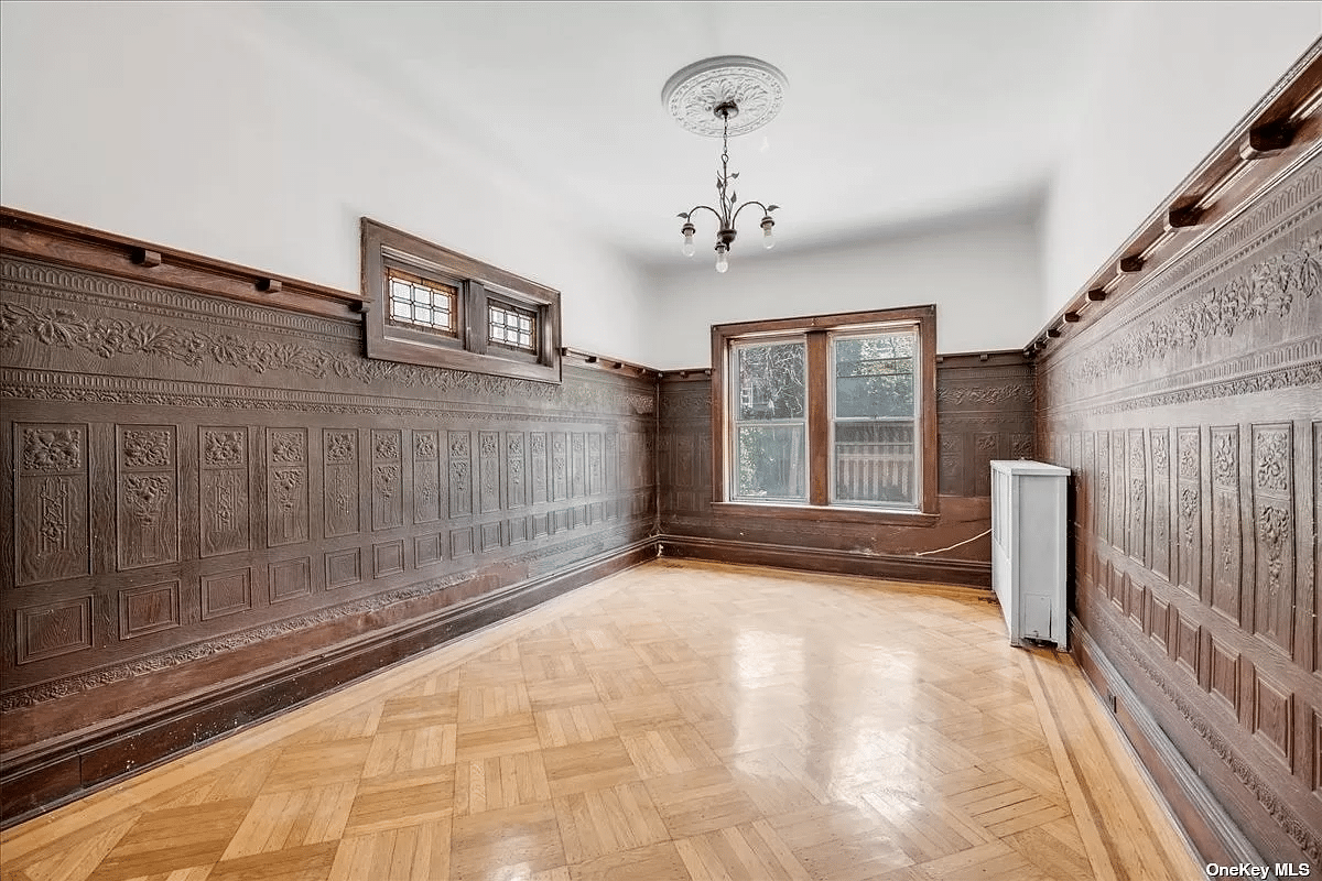 dining room with wainscoting and a plate shelf