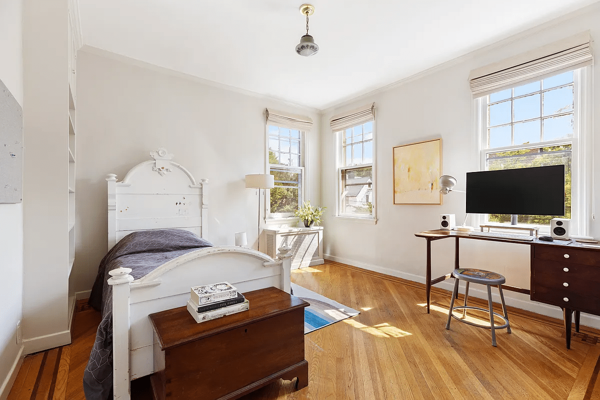 Bedroom with two exposures, wooden floor