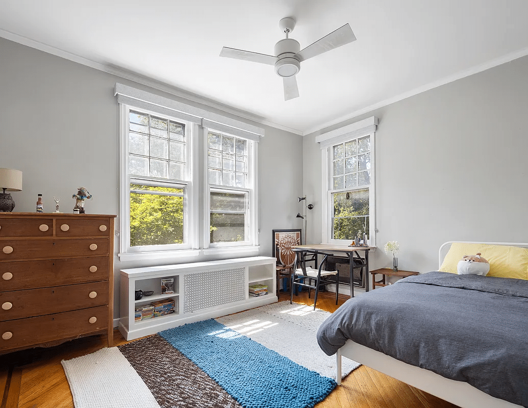 Bedroom with two exposures, ceiling fan and wooden floor