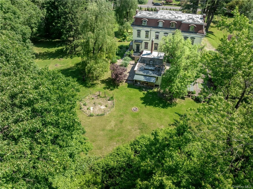 aerial view showing hosue and small dwelling behind it