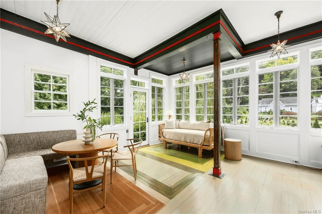 sunroom with slatted ceiling