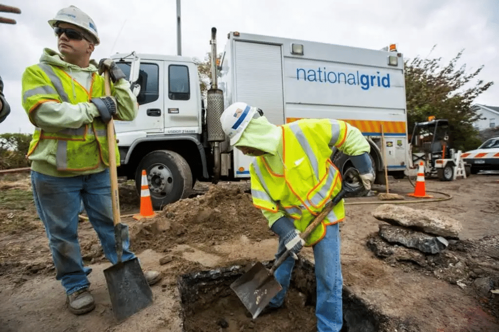 national grid workers digging