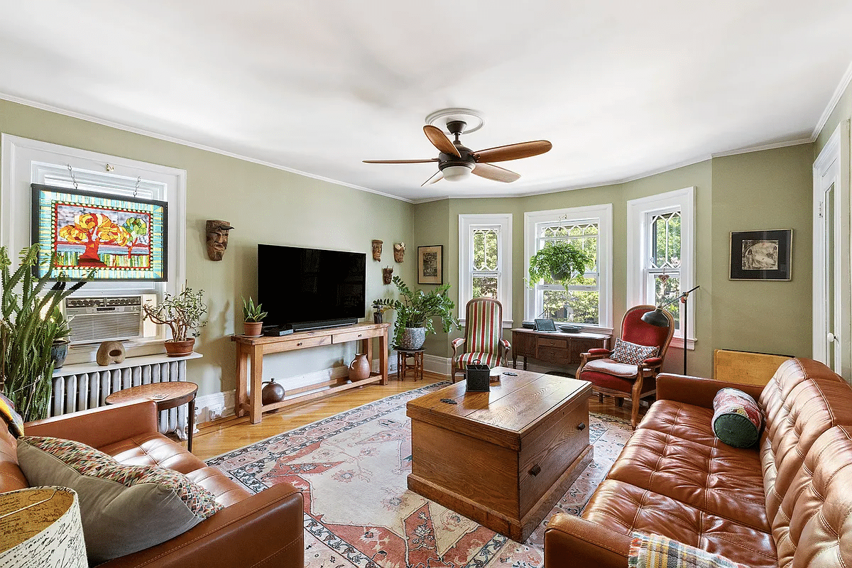 living room with two exposures, green walls