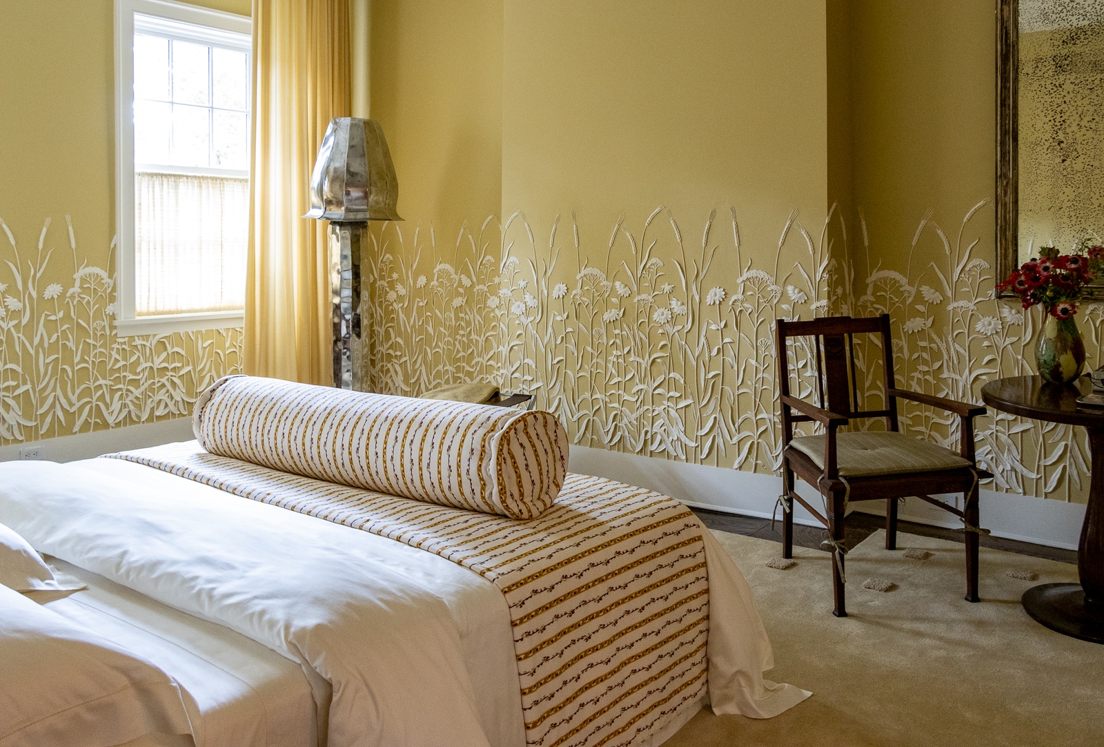 bedroom with white plaster details on walls