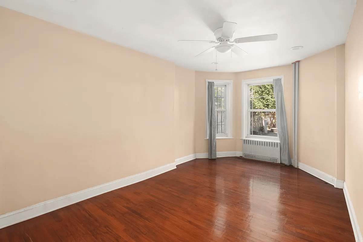 bedroom with wood floor, ceiling fan