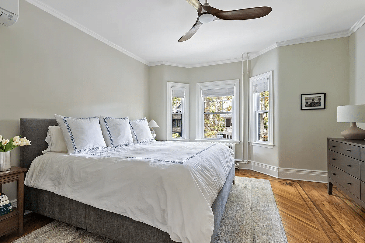 bedroom with wood floor, ceiling fan