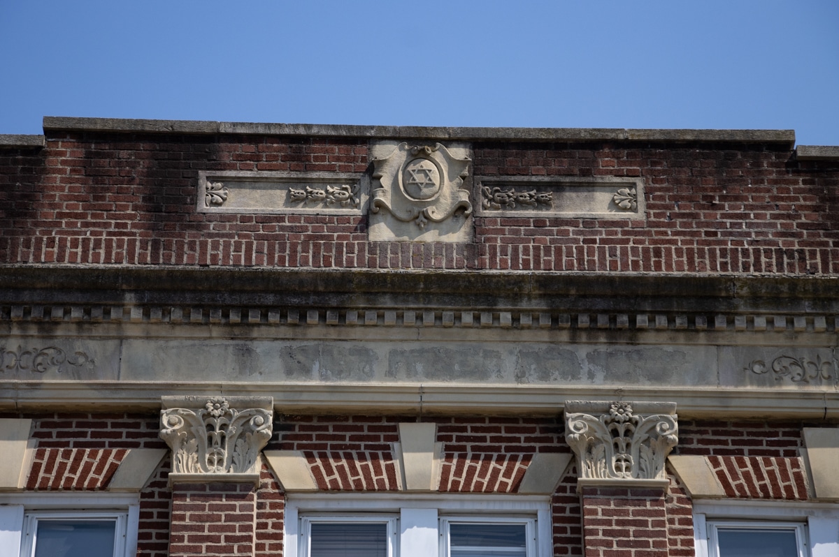 the cornice of the former synagogue 