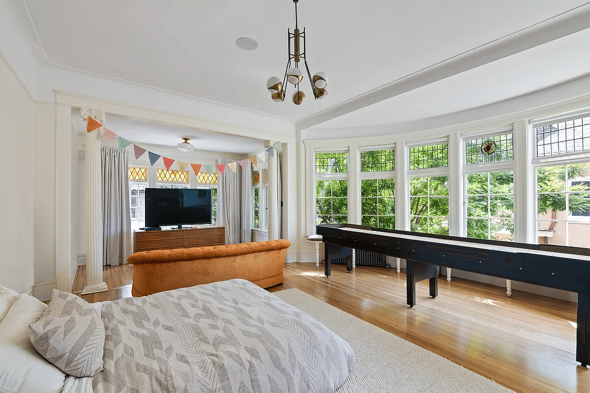 bedroom with curved bay with bench