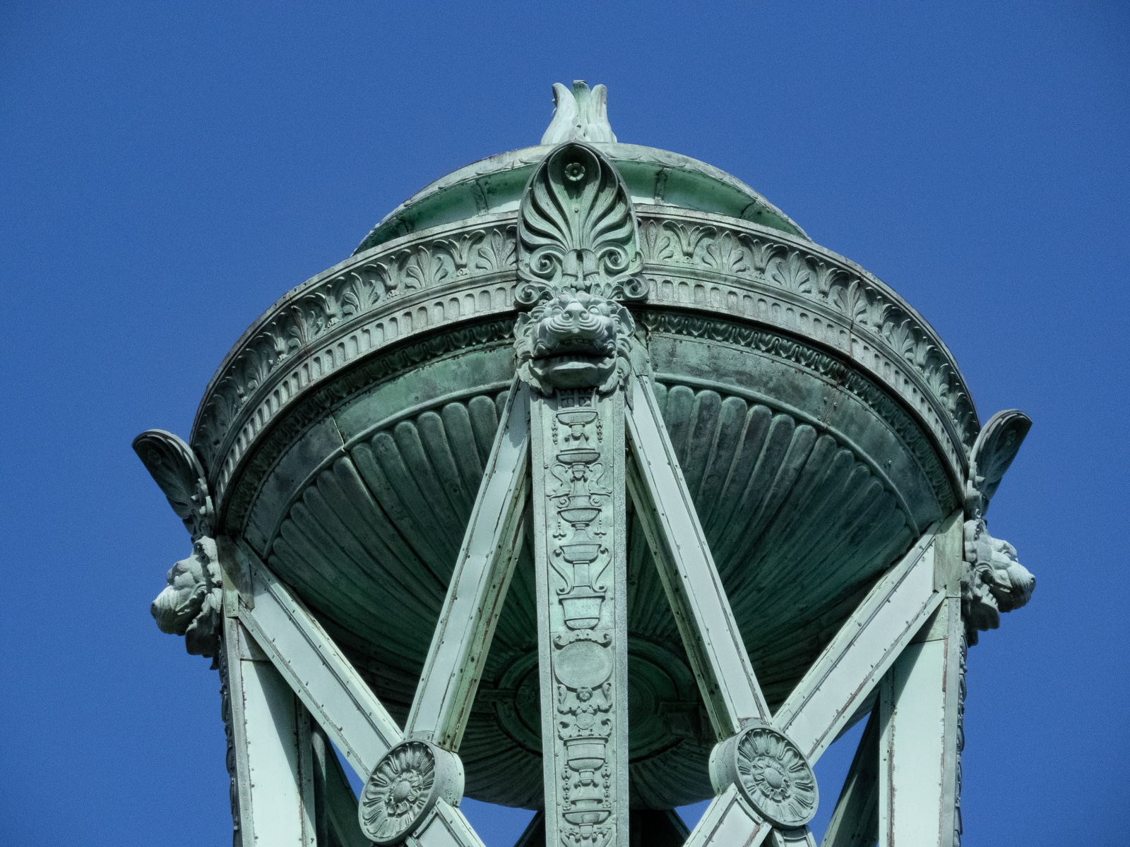 brooklyn - lions, urns and anthemion decorations on the top of the prison ship martyrs monument in fort greene park