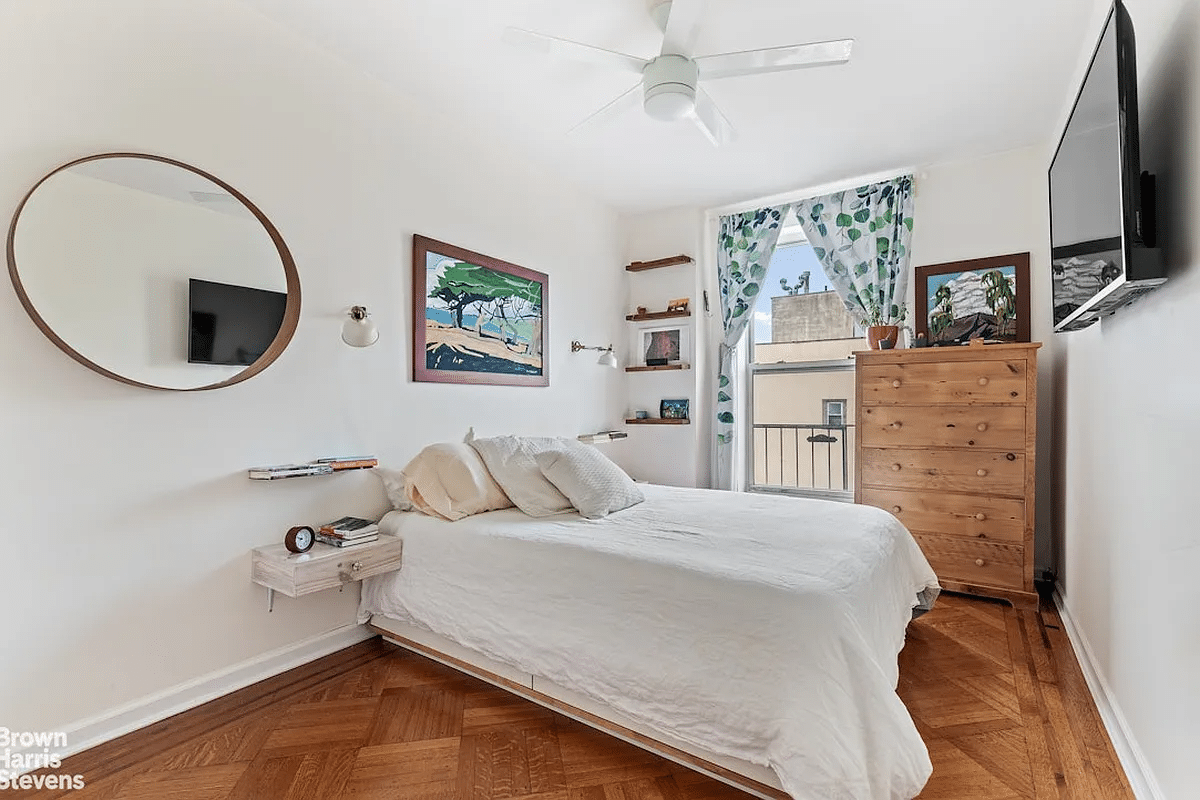 bedroom with one window, wood floor, ceiling fan