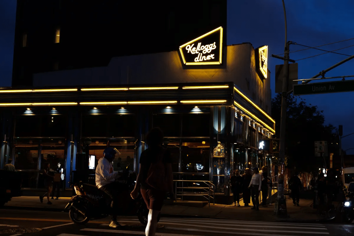 kelloggs diner- the williamsburg diner at night