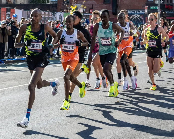 runners in a tight pack