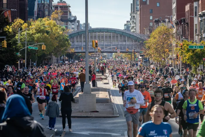 crowd of runners