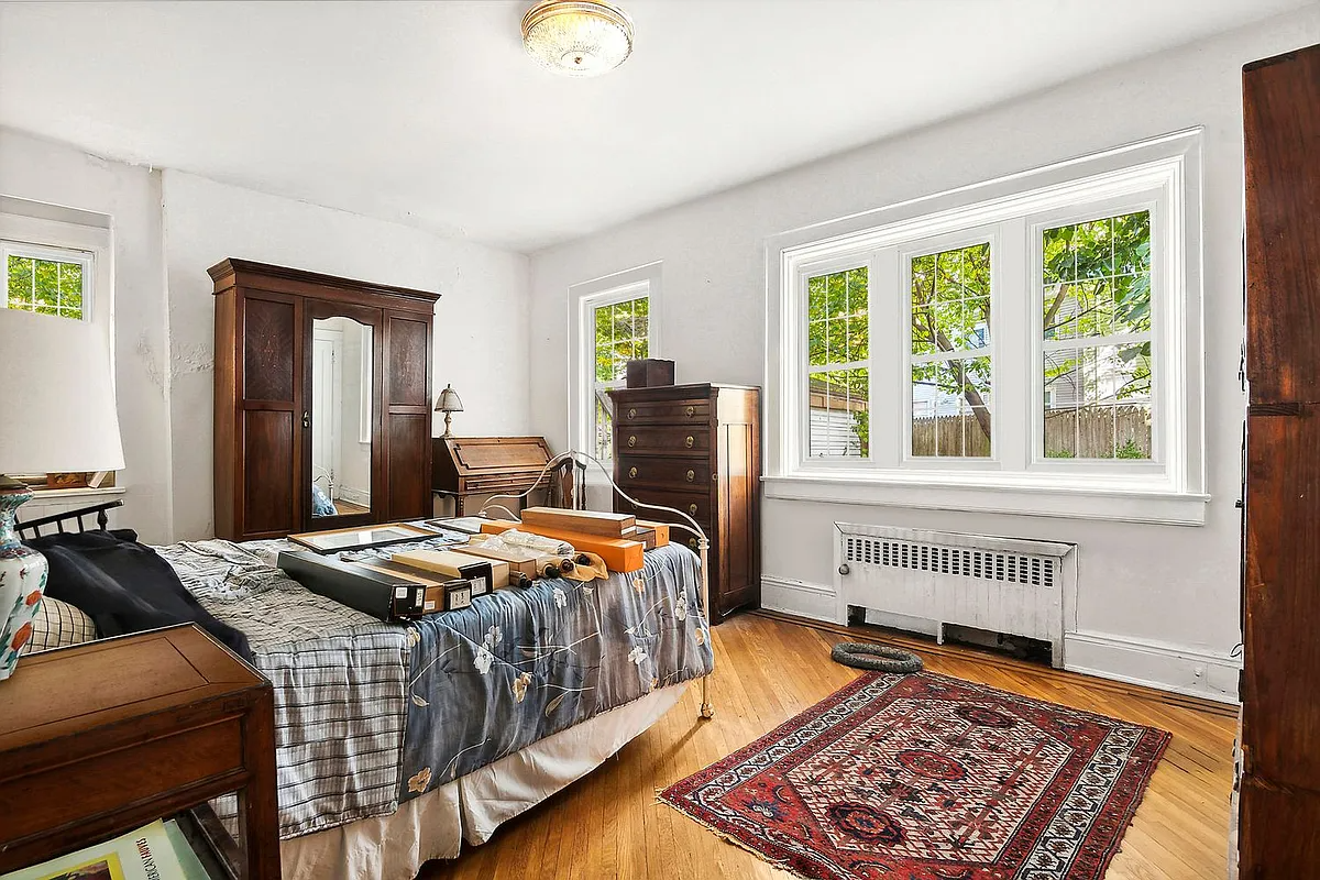 bedroom with two exposures, wood floor