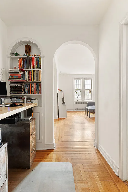 foyer with niche with shelving and a view into the living room