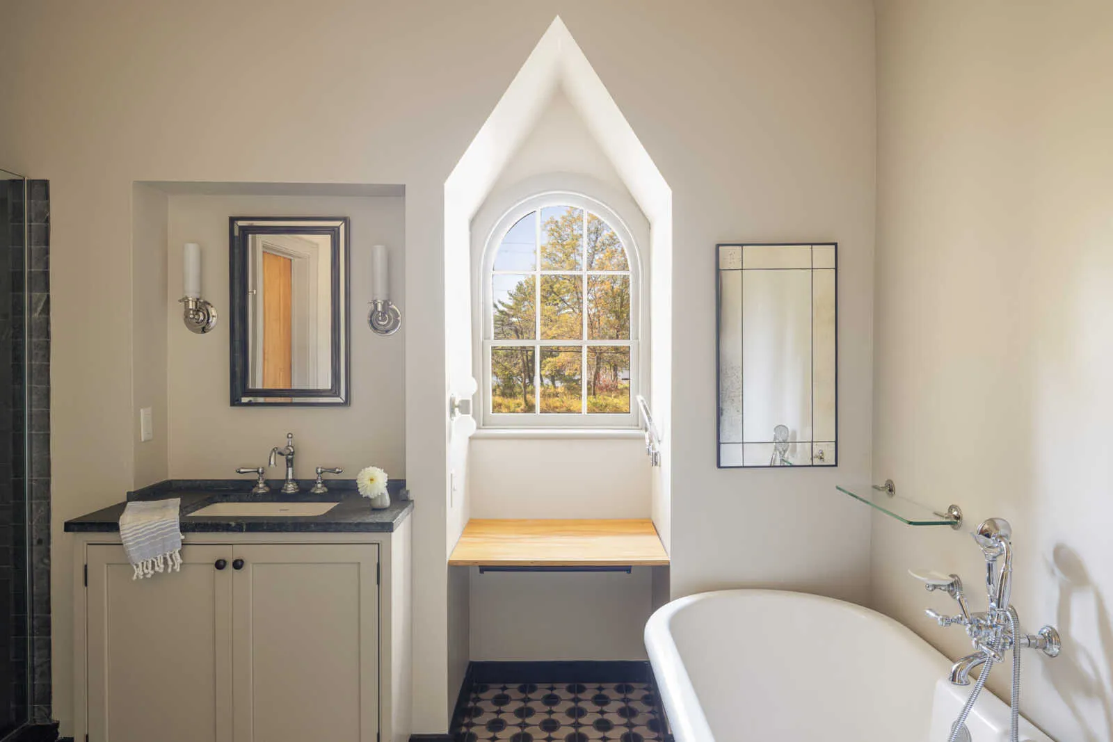 bathroom with claw foot tub