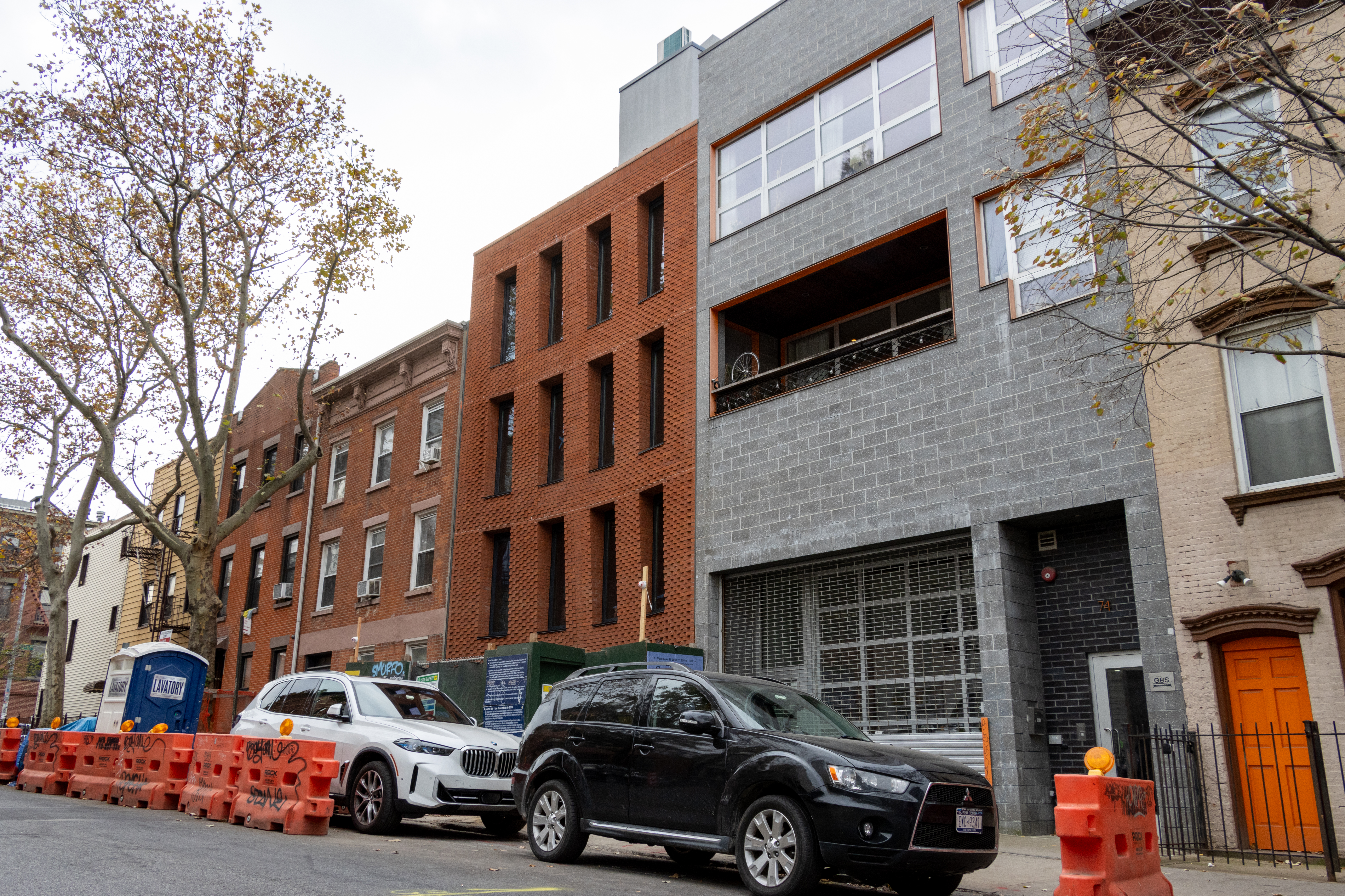 williamsburg - street view showing brick building with curved facade