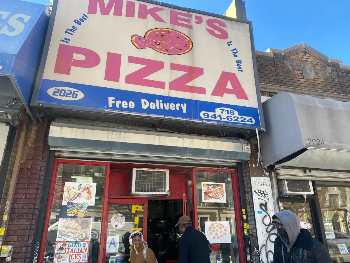 mike's pizza storefront