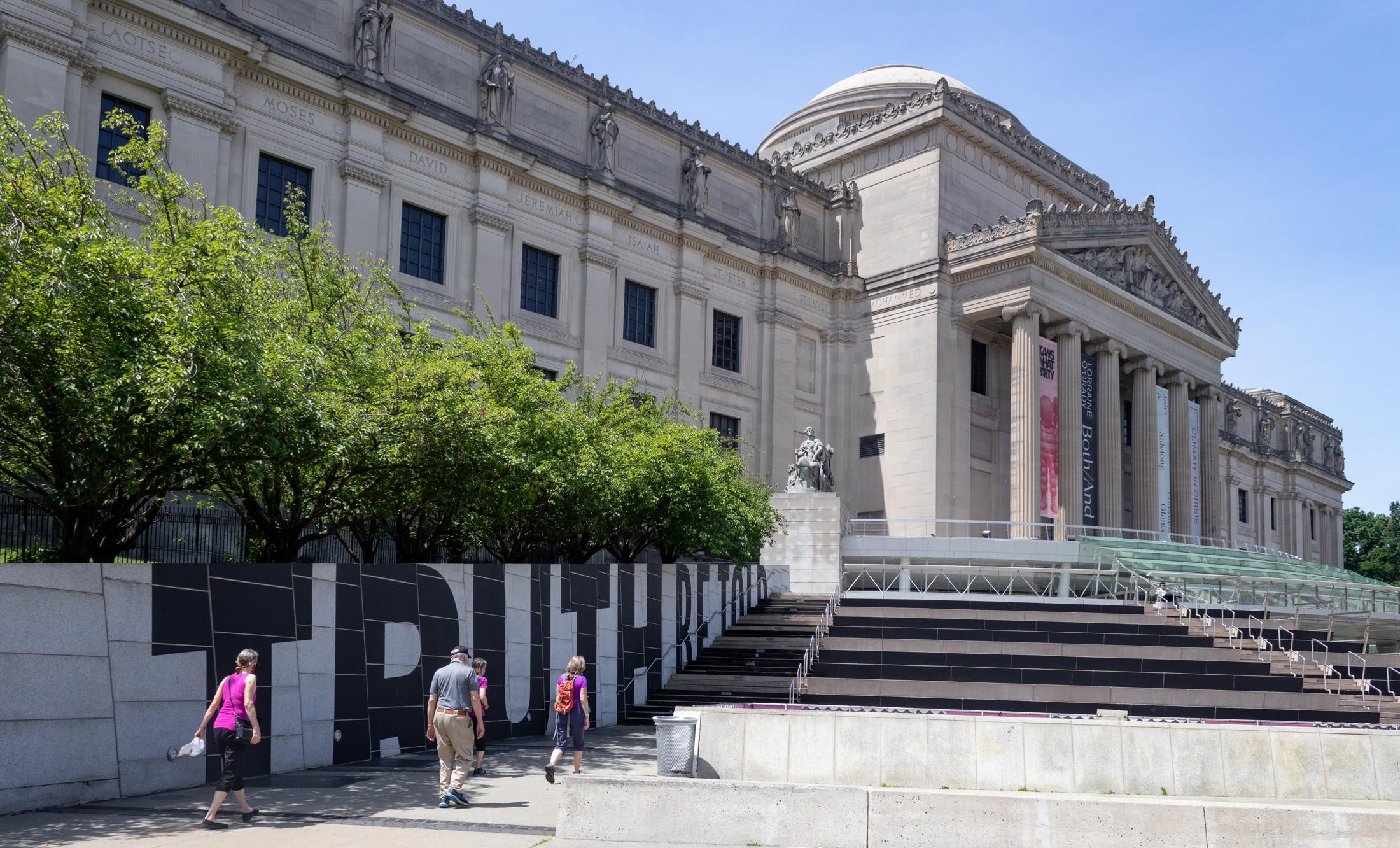 brooklyn museum - visitors walking to the steps into the brooklyn museum