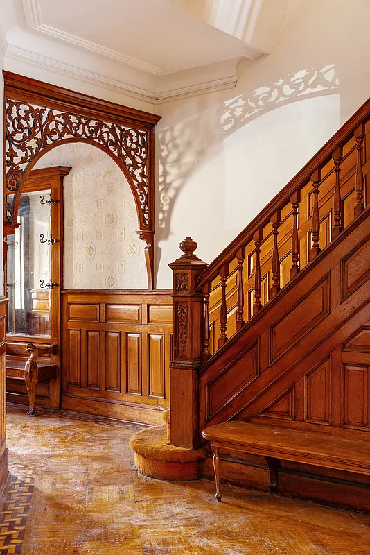 entry hall with mirror, fretwork, bench