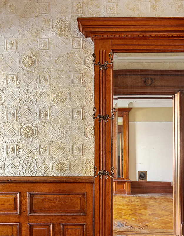 view of lincrusta wallpaper in the entry hall